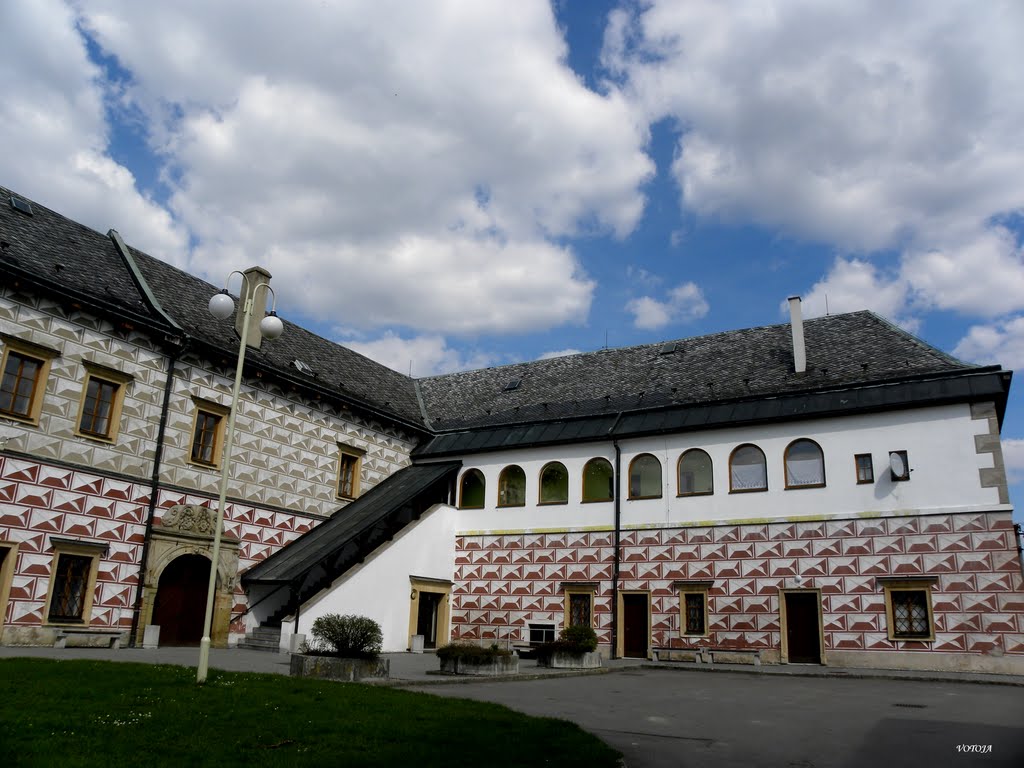 TÁTENICE - zámek přestavěn do této podoby v roce 1606 z původní tvrze (z roku 1287) / the castle was rebuilt to look like in 1606 from the original fort (of 1287) by votoja - CZ