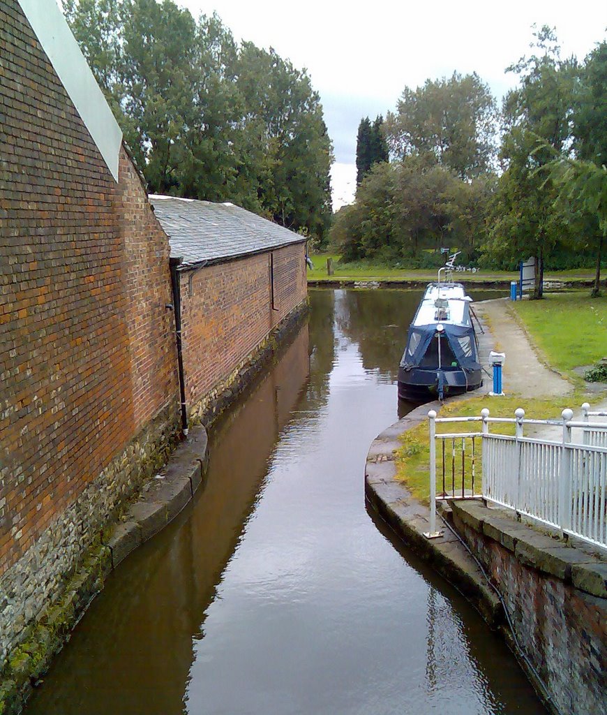 Canal and boat at Dukinfield by Boro290204