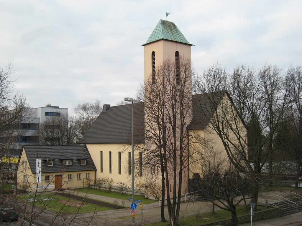 Heliand-Kirche von der Fußgänger-Brücke aus. by Thomas Bauckmeier