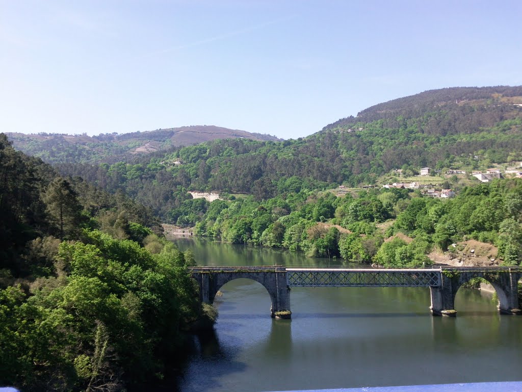 Alto da Serra e Monte Briñedo desde o Miño. by rafaeliux