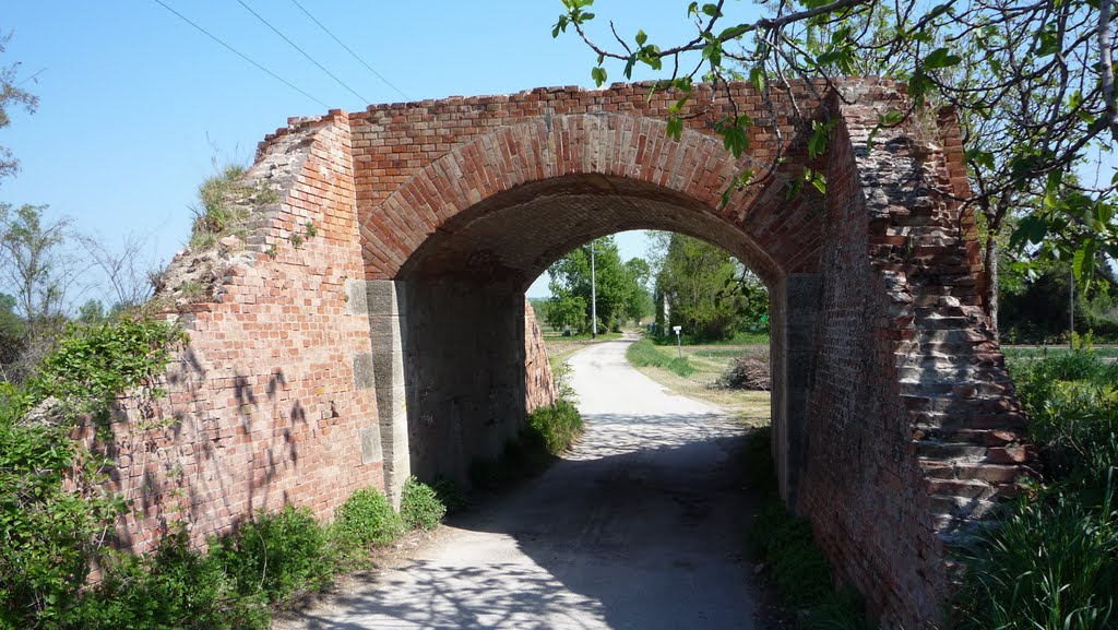 Via Mulino Peri,Santo Marino.Manufatto della ex linea ferroviaria Santarcangelo-Urbino. by ronnyraggini