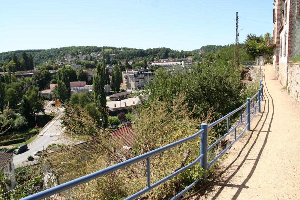 Chemin sur la ville haute by Pigeon voyageur