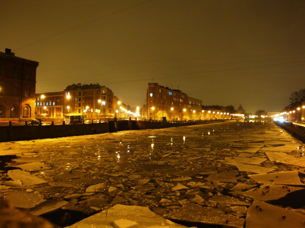 San-Pietroburgo/St-Petersburg. Обводный канал. Справа на льду ночуют уточки / Prestate l'attenzione, che a destra, sull'ghiaccio si vede le anatre by Andrej Antipin