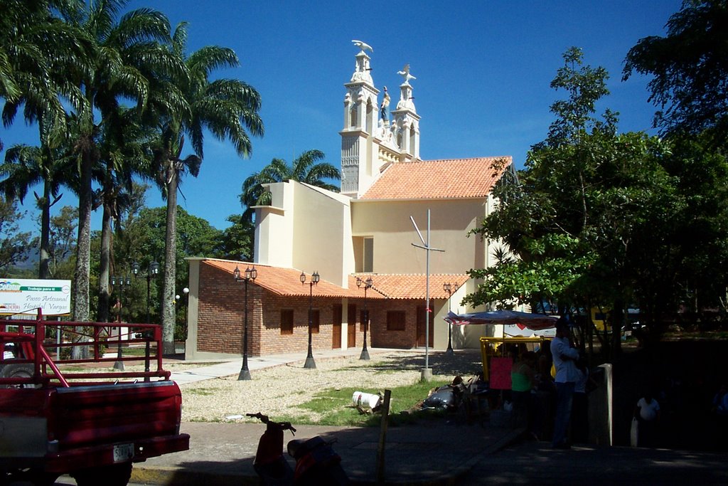 Hospital Vargas paseo peatonal by David Ochoa G.