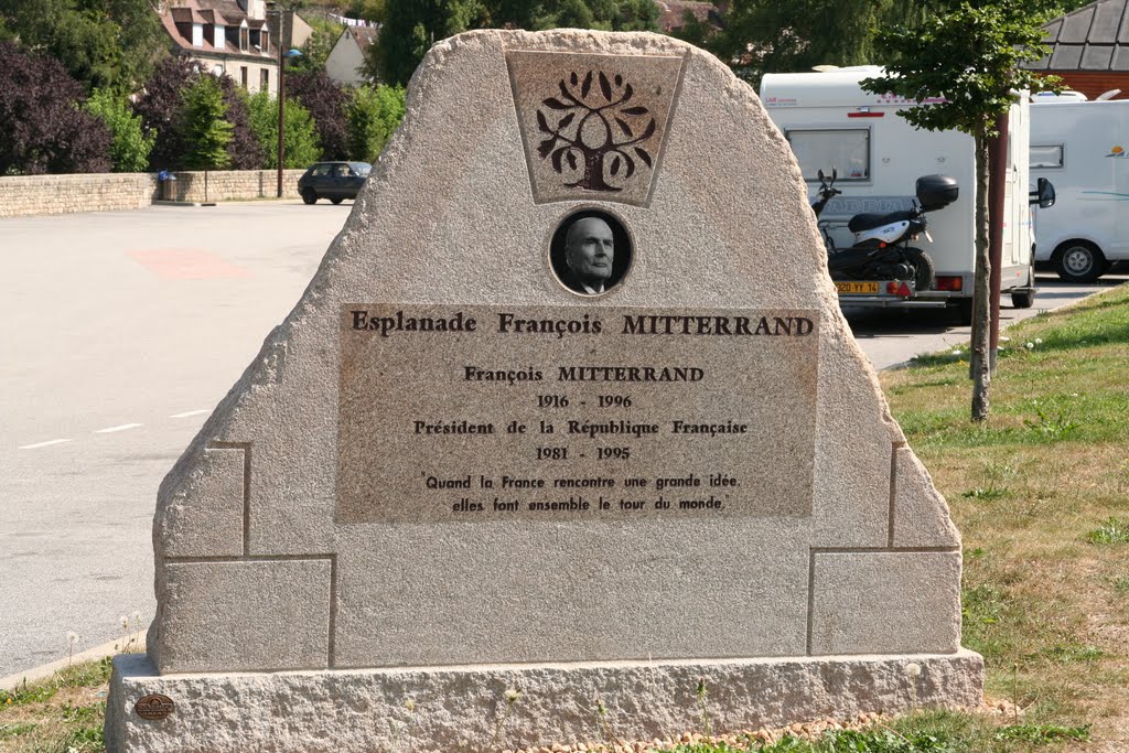 Monument esplanade F. Mitterrand by Pigeon voyageur