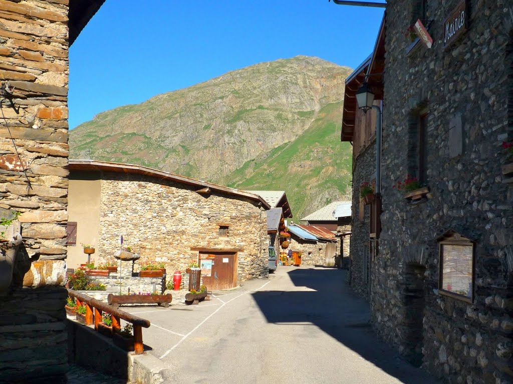 Besse en Oisans et le sommet de la Croix de Cassini 21.06.2008 by Jean-Luc.