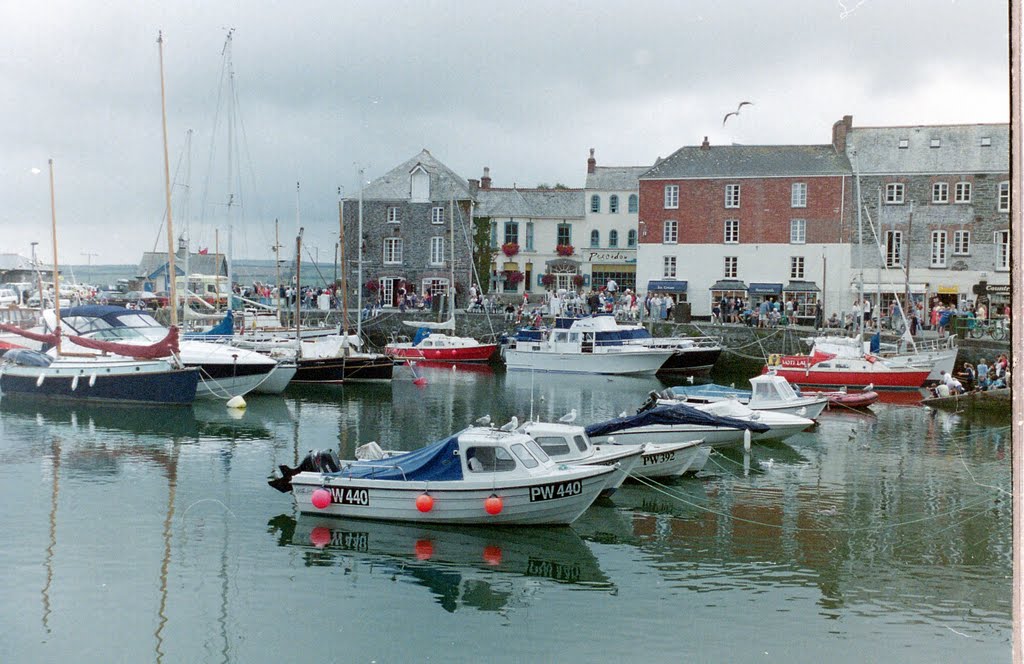 Padstow Harbour by chickenlegs