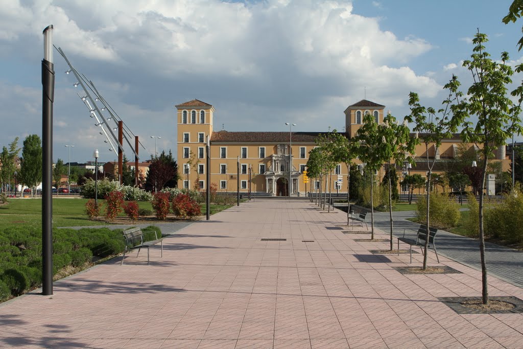 Parque de Villa del Prado y al fondo el antiguo monasterio de El Prado by RA Melgar