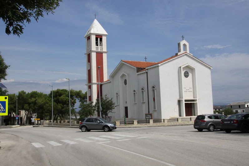 Župna crkva Kraljice Mira - Kraljice Hrvata u Zemuniku Donjem by mozila