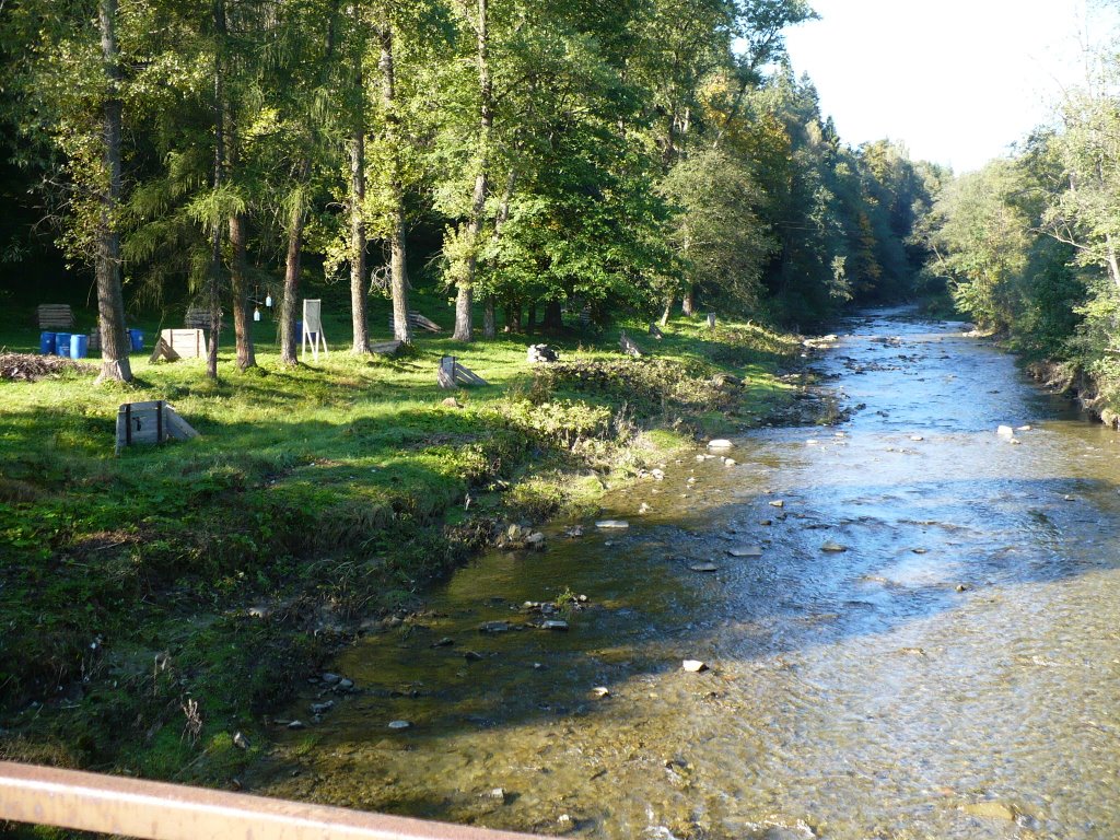 Na moście nad Rabą w Zaryte (niebieski szlak) by Michał Florek