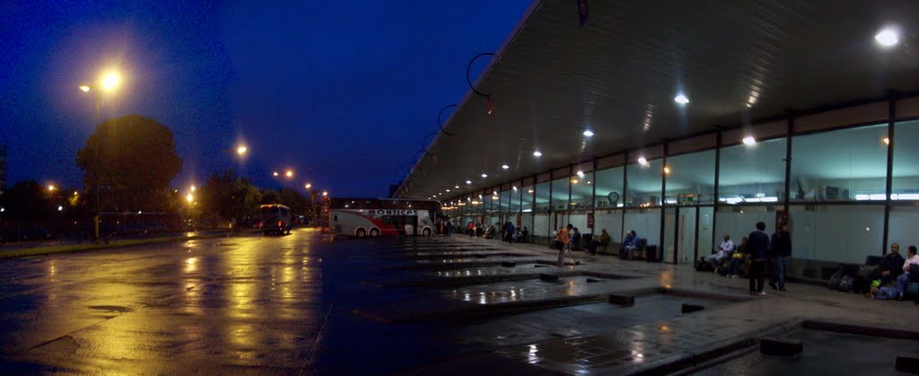 Plataformas de la terminal M Moreno by Nahuel Ros