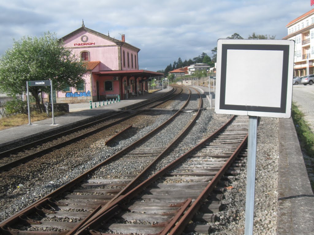 Estación de Padrón by Joaquín Vilas