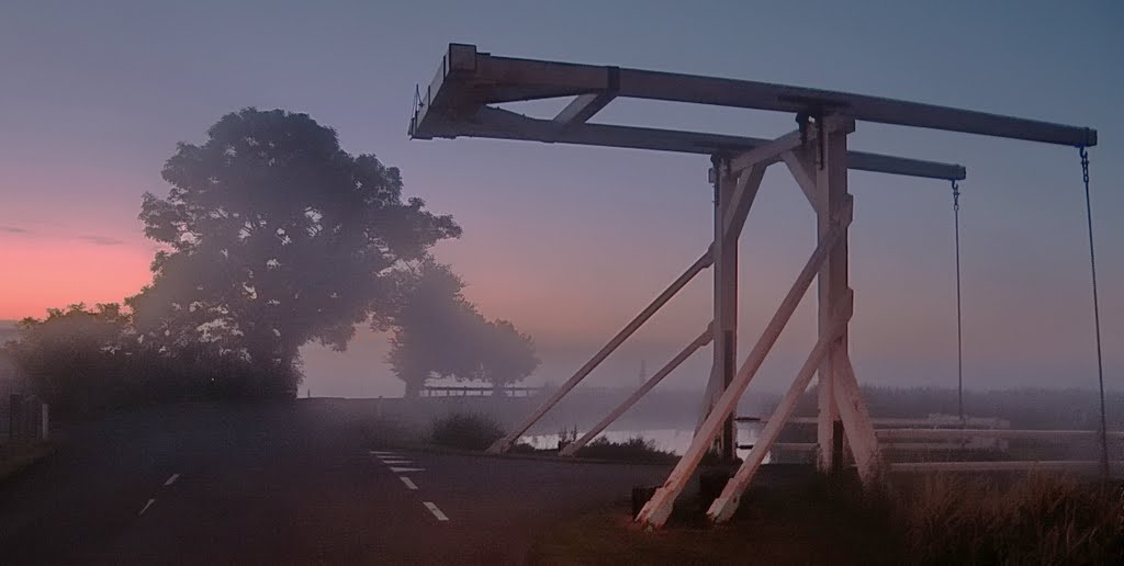 MISTY DAYBREAK in the Polder...............De WIPBRUG over de Wijzend in vroege ochtendnevel. by Feika