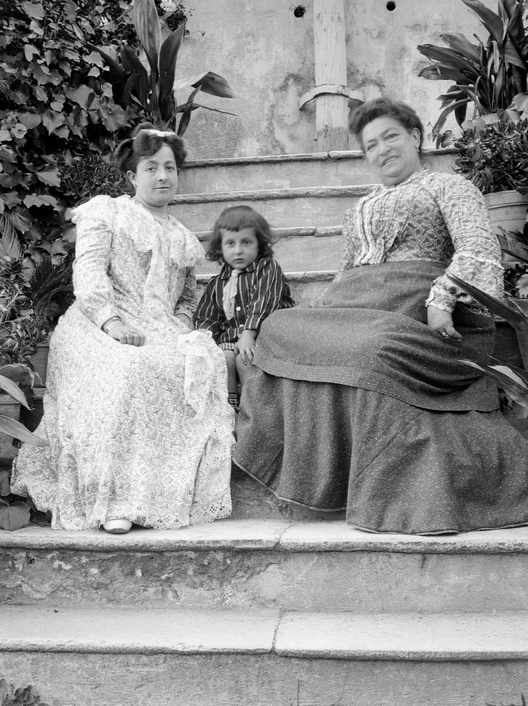 Giocatojo 1902. Adelaïde Branger, Aimée Richard et Louise Branger by Branger