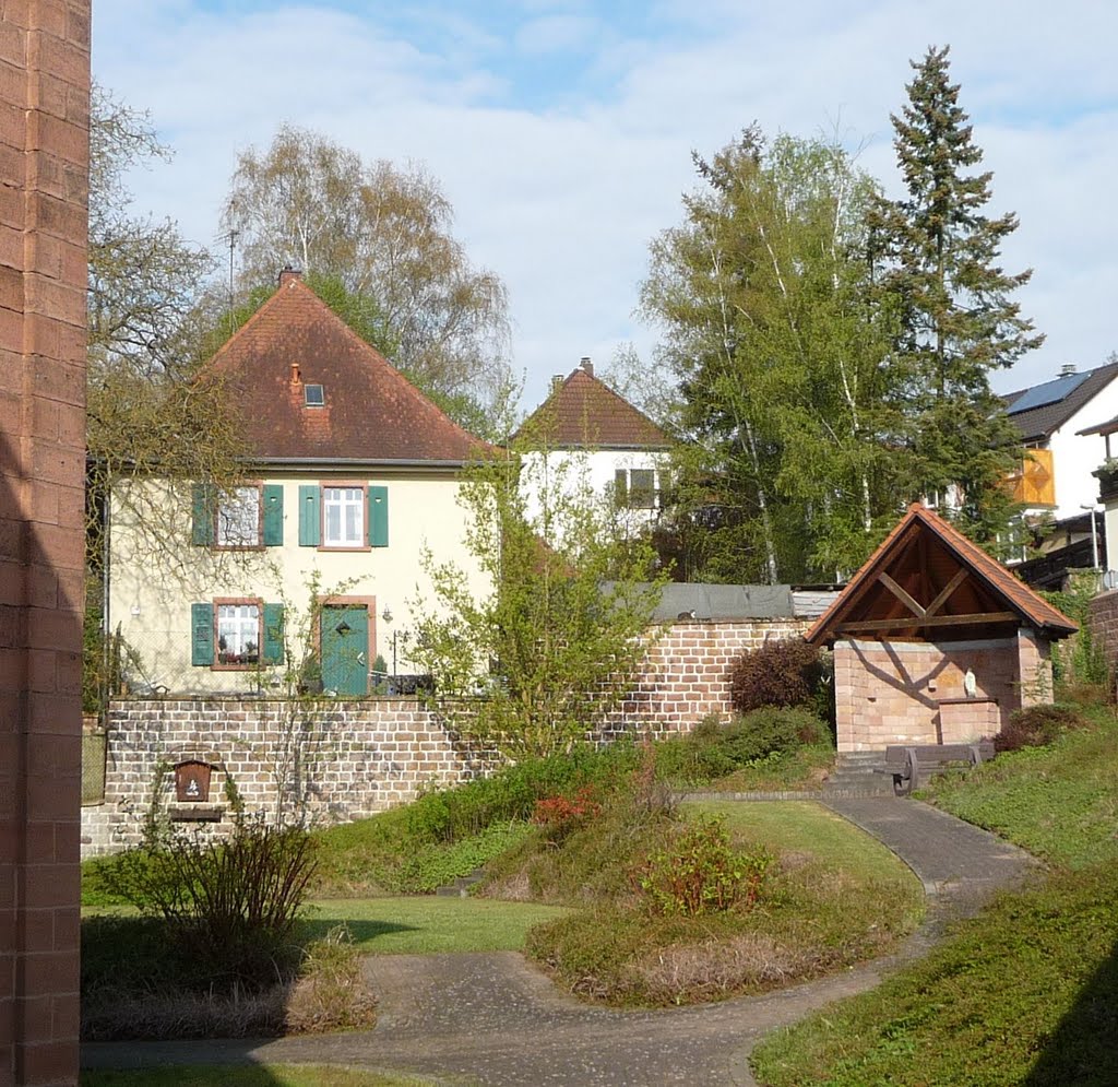 Hinter der katholischen Kirche St. Laurentius by Immanuel Giel