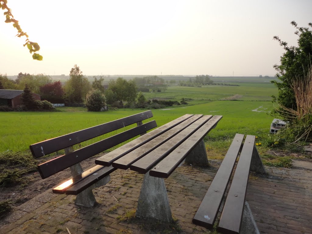 Rustplaats met vergezicht vanaf Brabantse Wal richting Zeeland vanaf Rijzende Weg Woensdrecht by © rdnjc