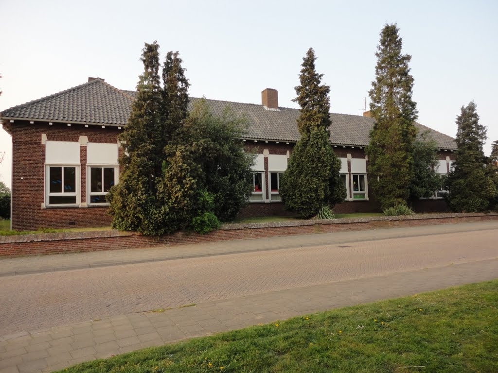 Voormalige jongensschool aan de Nieuweweg (Maria Ten Hemelopneming) Hoogerheide by © rdnjc