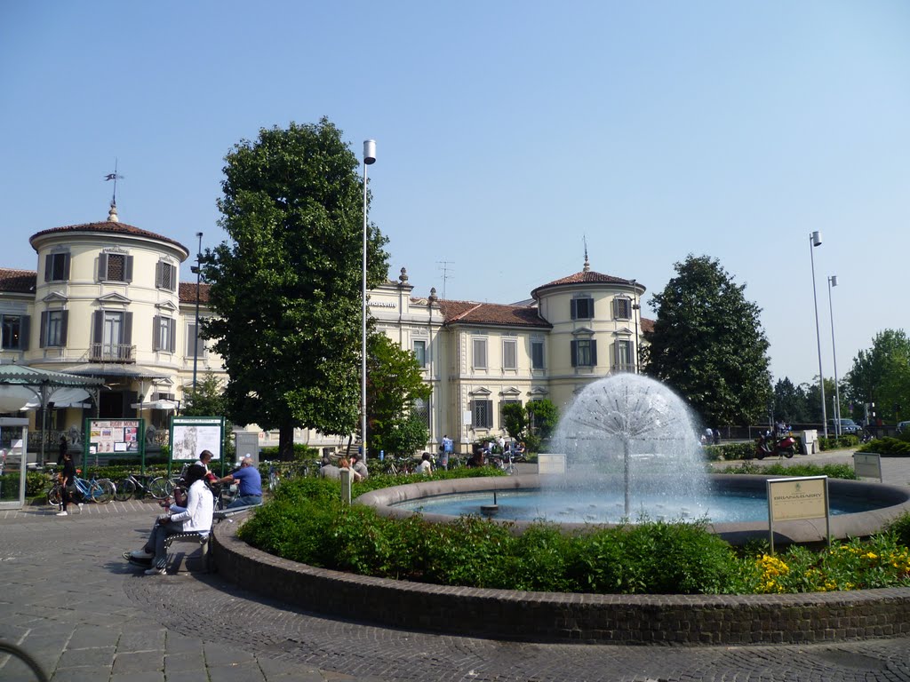 Monza - Fontana e Palazzo Frette (con due torri cilindriche), sede della Rinascente in Piazzale Mazzini by leochiodojeans