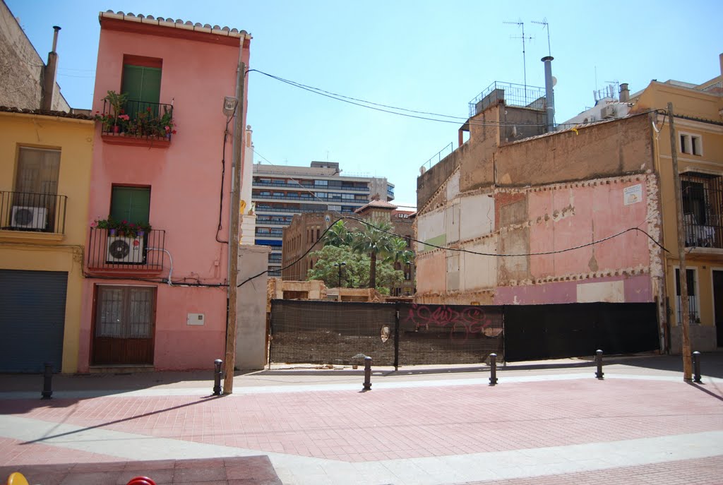 CASTELLÓN 2011.- El edificio de Correos, desde la plaza del Notario Mas, a través de un solar. by Algueró