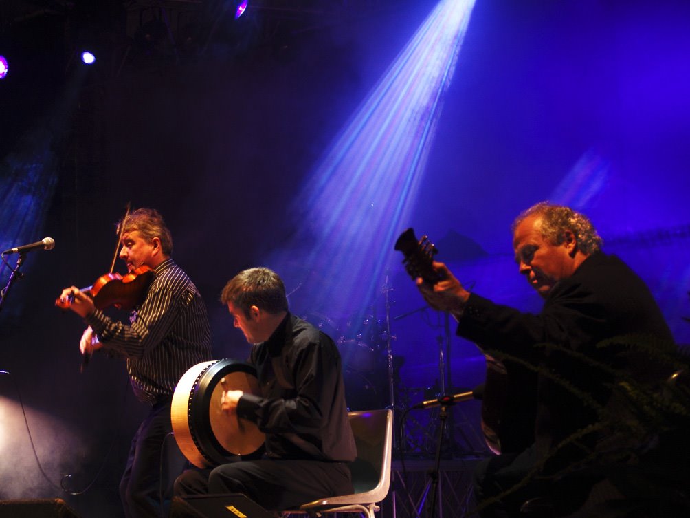 Altan in concert (4 of 7), Ciarán Tourish , bodran... and Ciarán Curran, Altan in concert, manifestazione Busto Folk, Busto Arsizio piazza San Giovanni, 29 settembre 2007 by Marco Ferrari