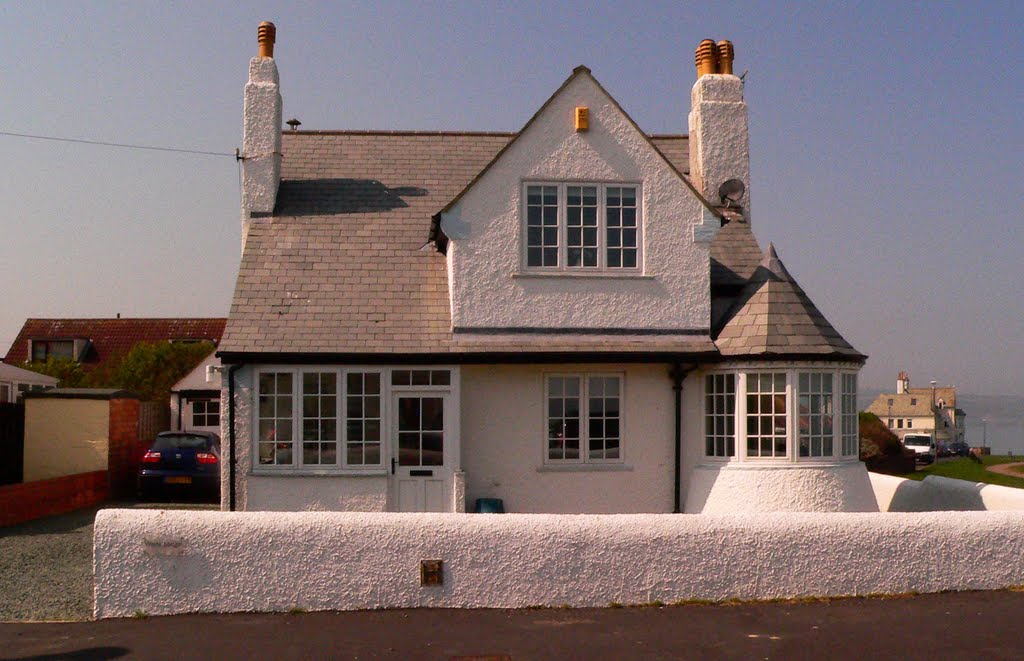 Whitby clifftop house by Francis Hannaway