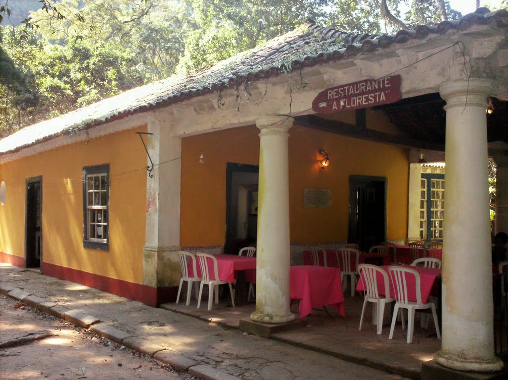 Restaurant in an old house in Tijuca Forest - Restaurante A Floresta, antiga casa dos escravos do Major Archer by Ivo Korytowski