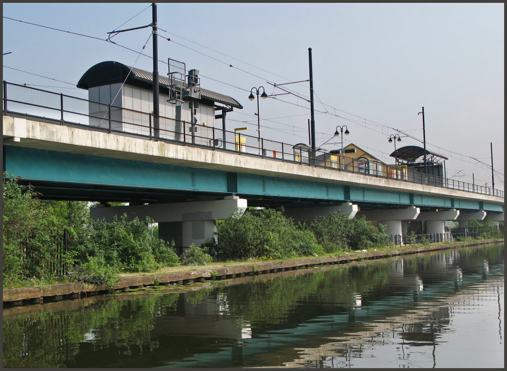 Elevated section of metro line at Pomona station by Peter Downes