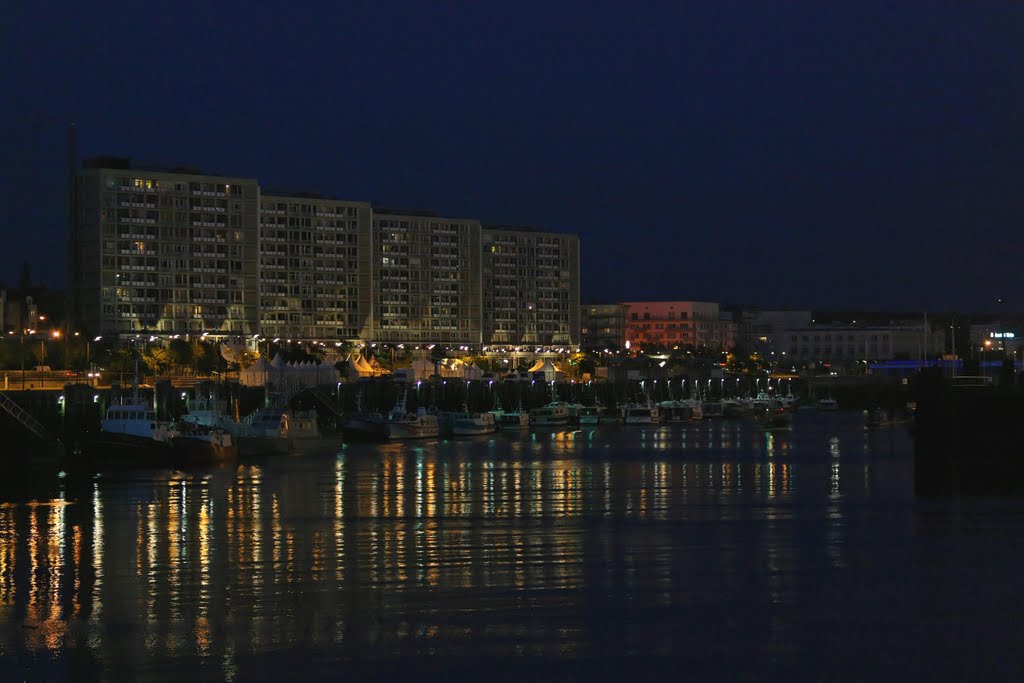 Boulogne-sur-Mer de nuit. by REmiasz