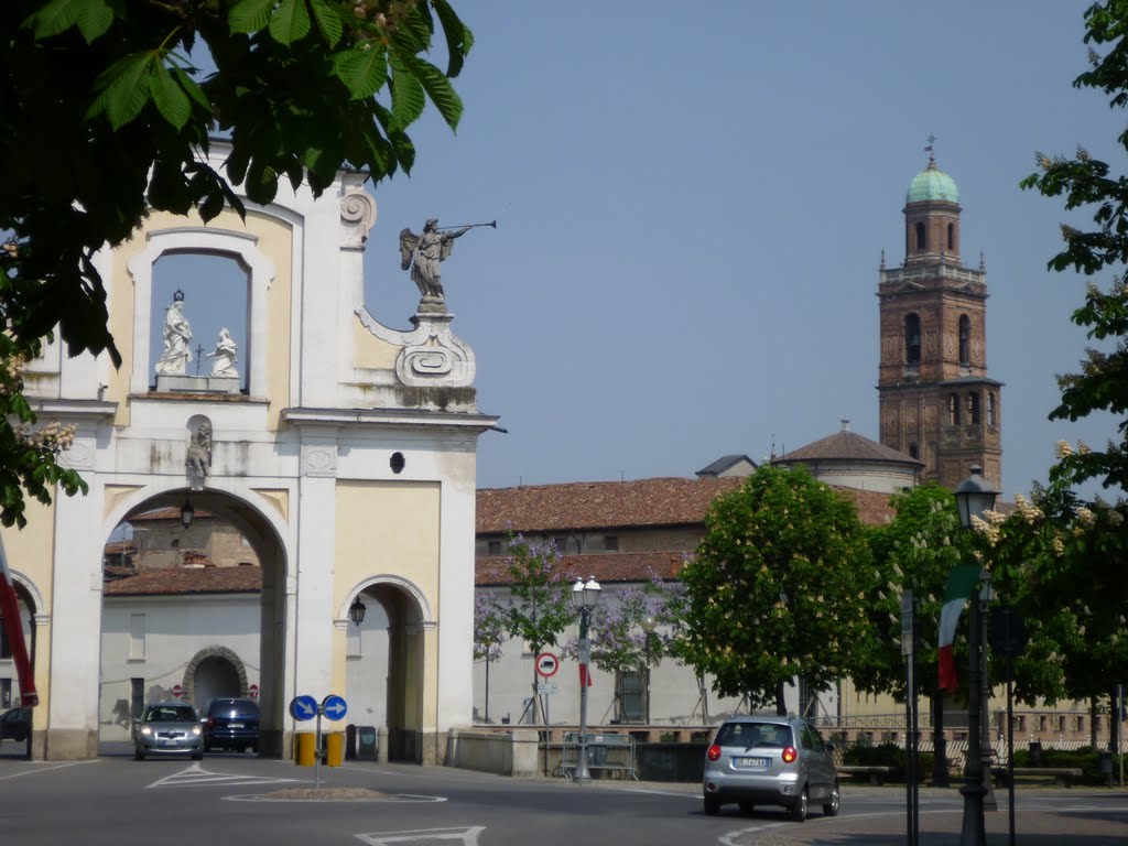 Caravaggio (BG) - Arco e Campanile by leochiodojeans