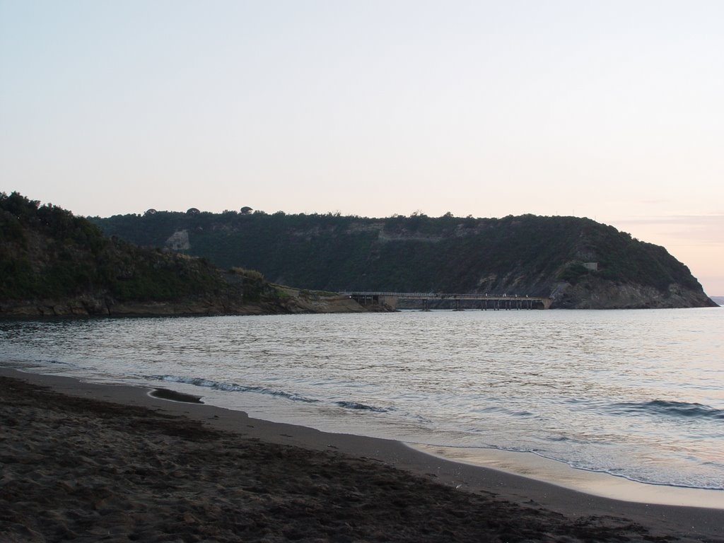 Spiaggia della Chiaiolella (Procida) by linodandrea