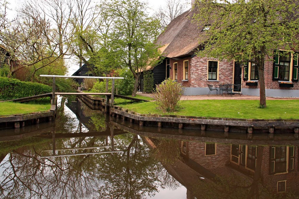 Dwarsgracht by Henk Maurer