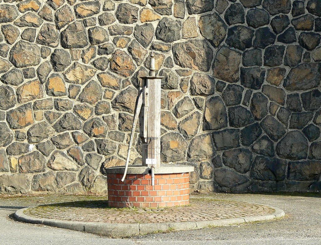 Wechselburg - Blick (Zoom) auf die Schwengelpumpe am Bahnhof by Thomas Eichler