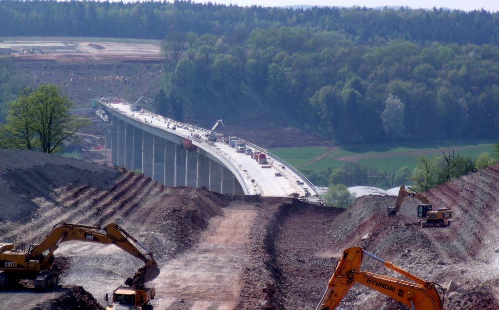 ICE Brücke bei Grub am Forst.Unter meinen Füßen bauen sie den Tunnel. by Pfiffer