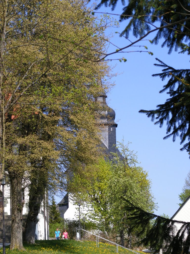 Blick zur Wehrkirche in Bad Steben by Edgar Bär