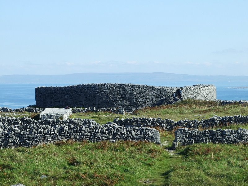 Dun Arann Lighthouse and signal tower by Marcin Kaminski