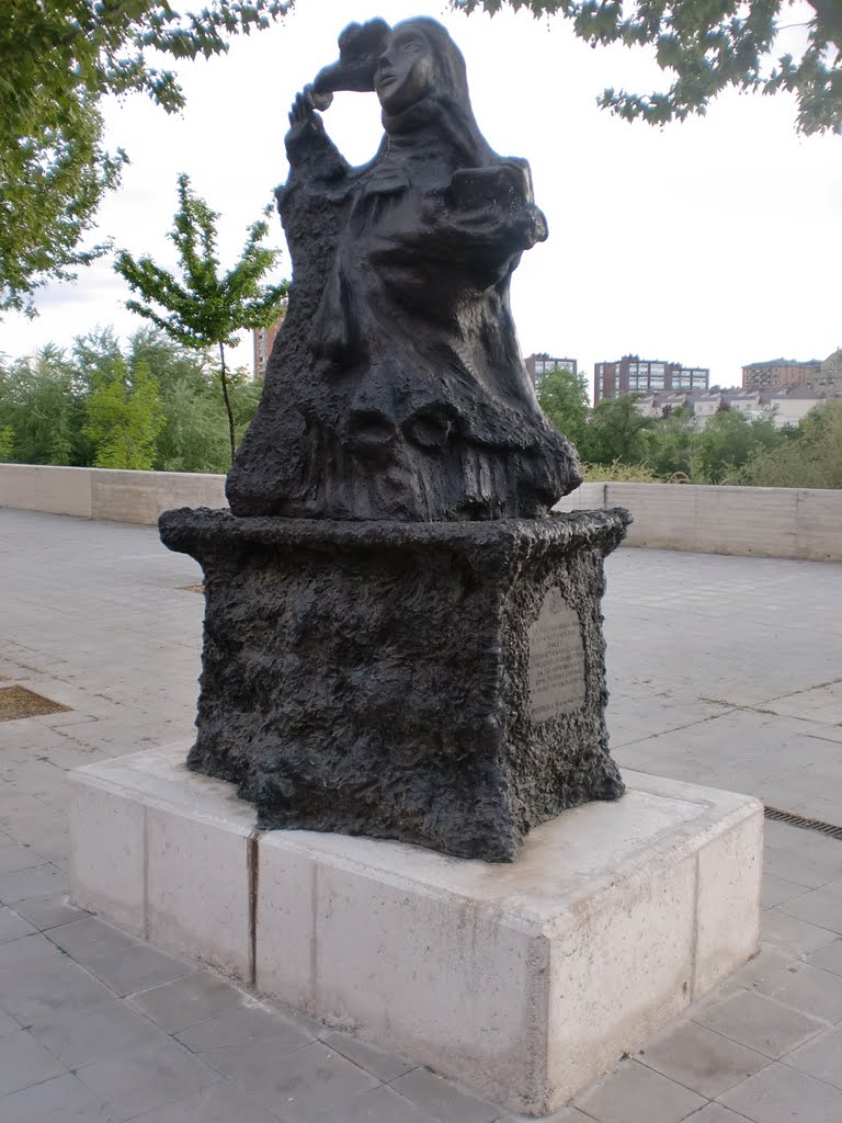 La Asociación Vallisoletana de Heráldica y Genealogía RAICES promueve y dona a la ciudad de Valladolid la presente estatua (2009). by Casitaspucela