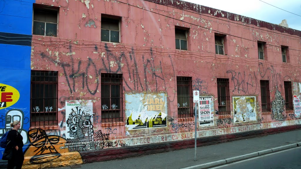 Manches Gebäude sah schon bessere Zeiten by berndfoto1