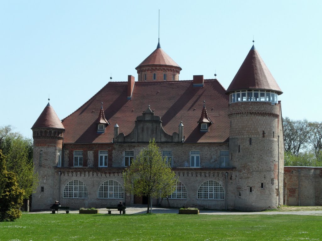 Schloss Stolpe Eingangsseite - 2011-04-24 by Armin Lietz