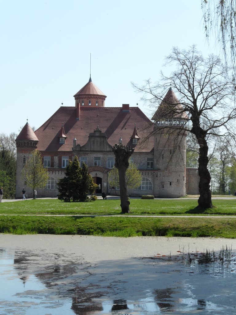 Schloss Stolpe Eingangsseite - 2011-04-24 by Armin Lietz