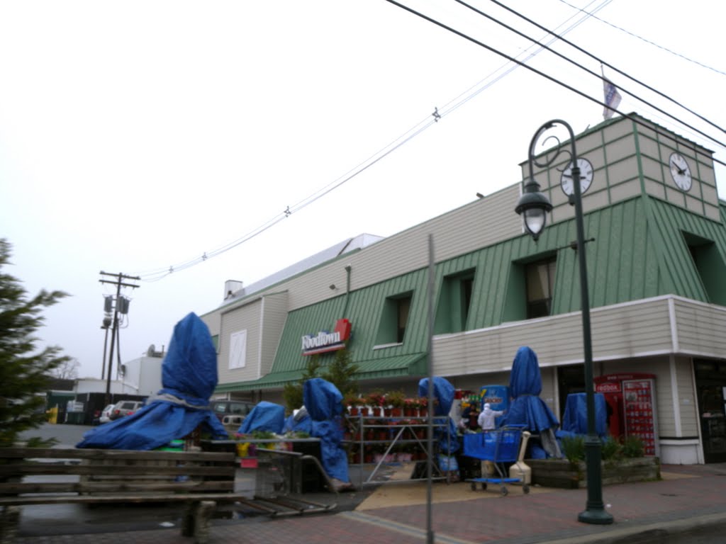 Foodtown Supermarket (Point Pleasant Beach) by Adam Elmquist