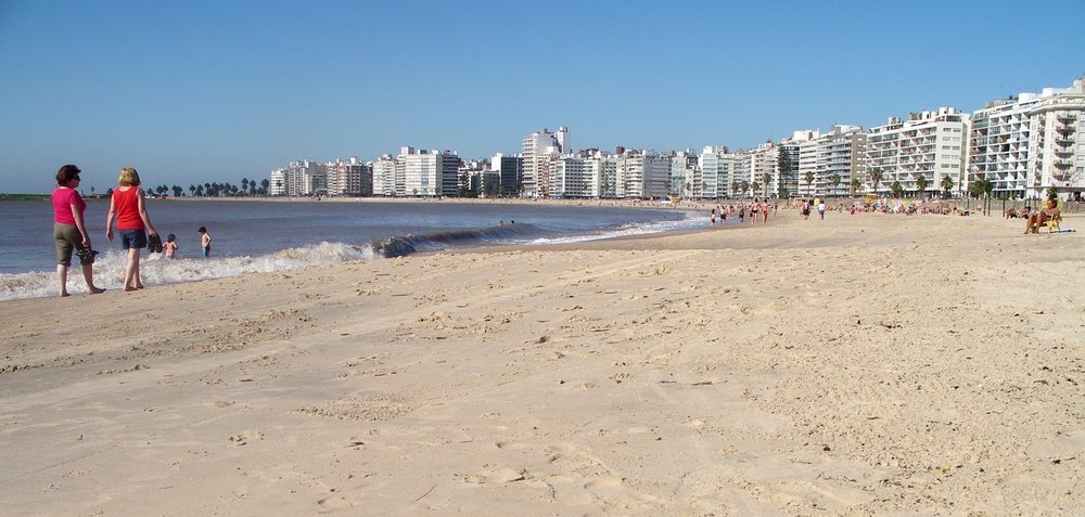 Playa de Pocitos en Montevideo by planetair