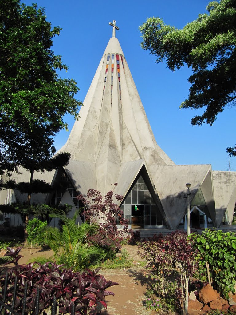 Igreja de Santo António da Polana, Maputo, Moçambique, "o espremedor de laranja", como chamávamos... by Margarida Bico