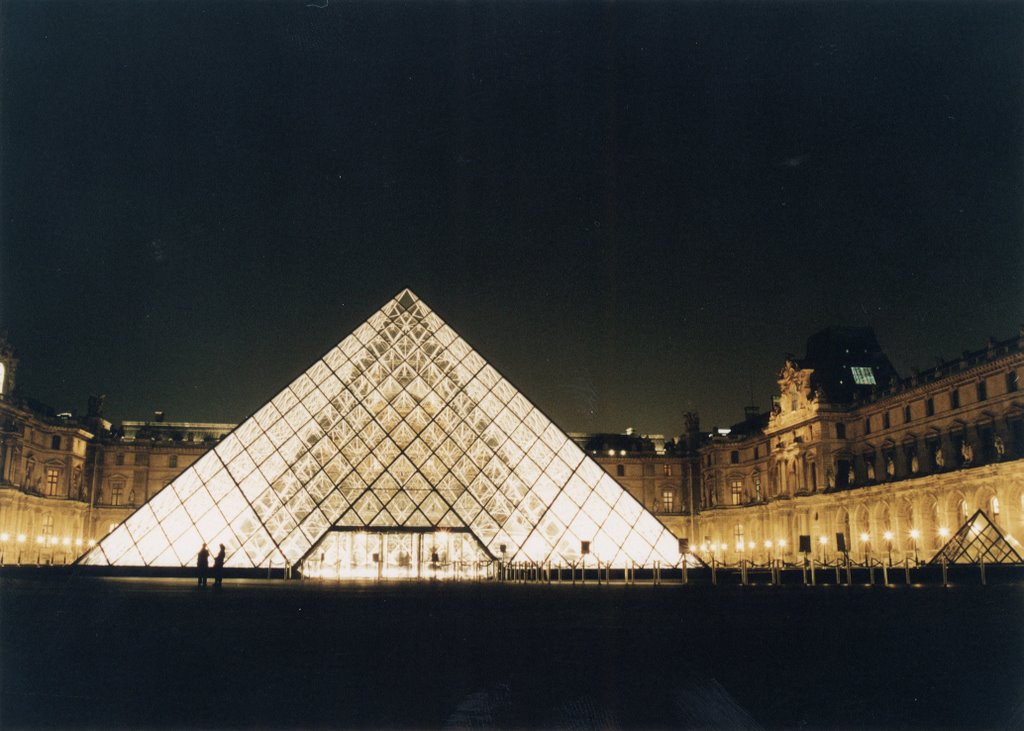 Piramide Louvre notturno by bisoglio