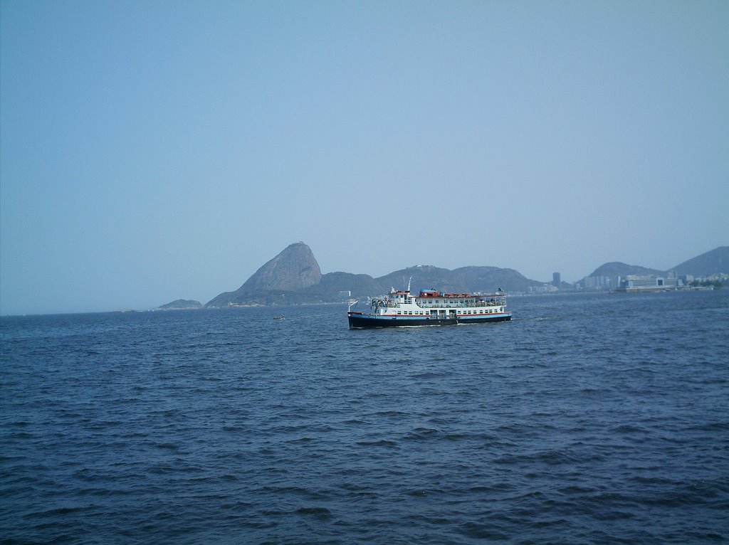 Barca na Baía de Guanabara by Eduardo Mezzonato