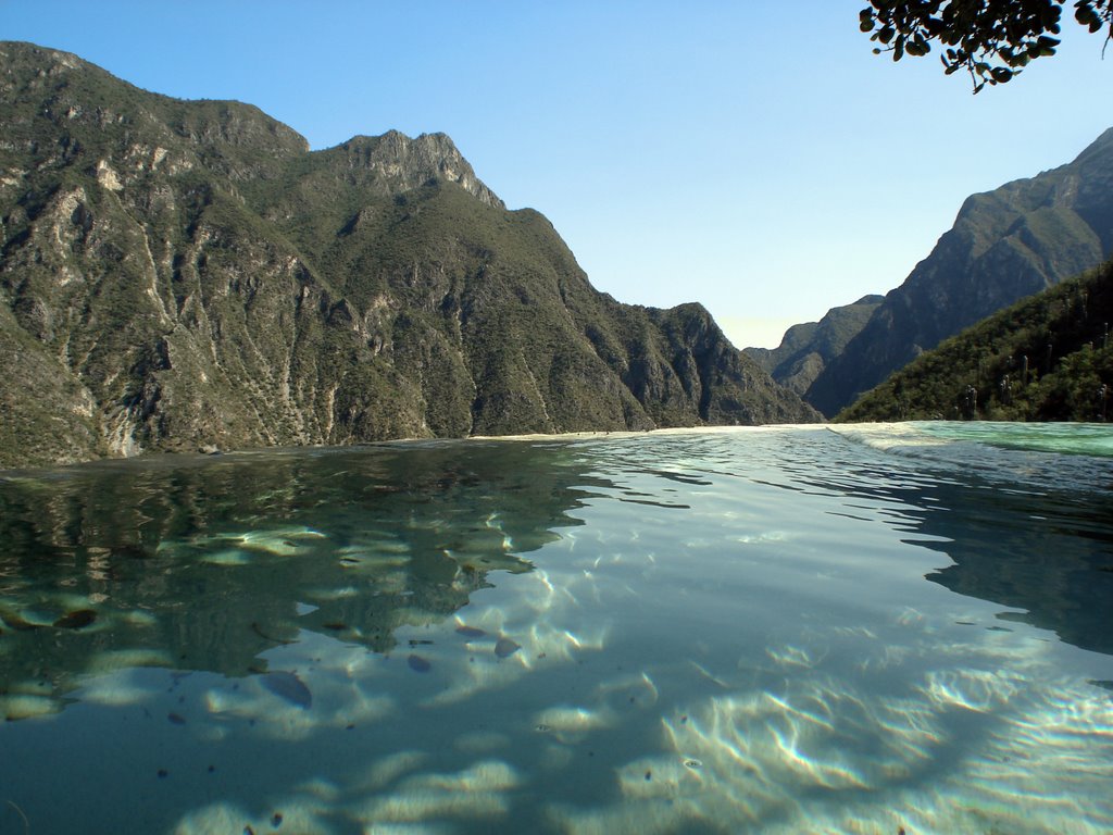 Reflejo en el agua termal Tolantongo by estalino