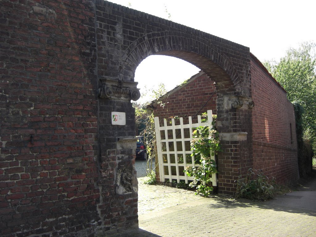 Ehemaliges Gefängnistor im Zisterzienserkloster by hajottka