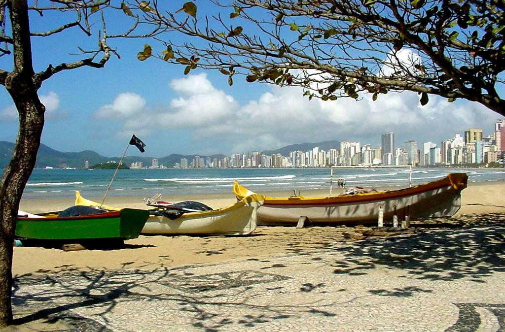 Balneário Camboriú, praia central, vista parcial e embarcações de pesca típica - by Wolfgang Wodeck by Wolfgang Wodeck