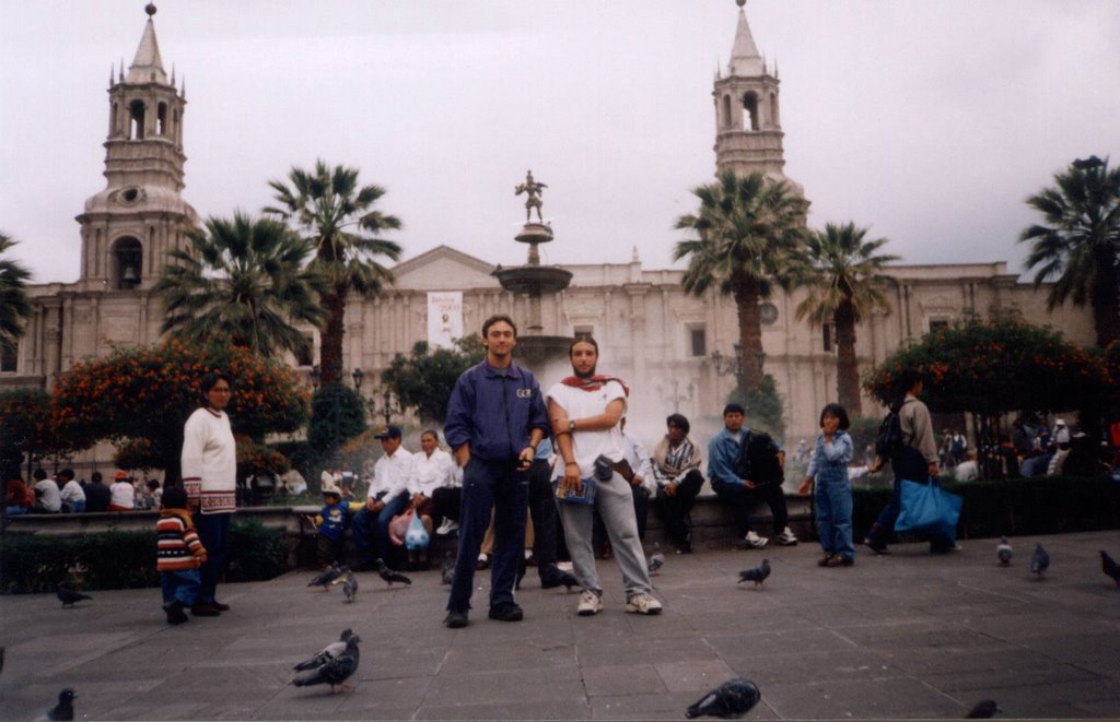 Con Jaime. Plaza de Armas de Arequipa, Depto de Arequipa - Perù (Feb 2000) by Rodrigo Barbagelata