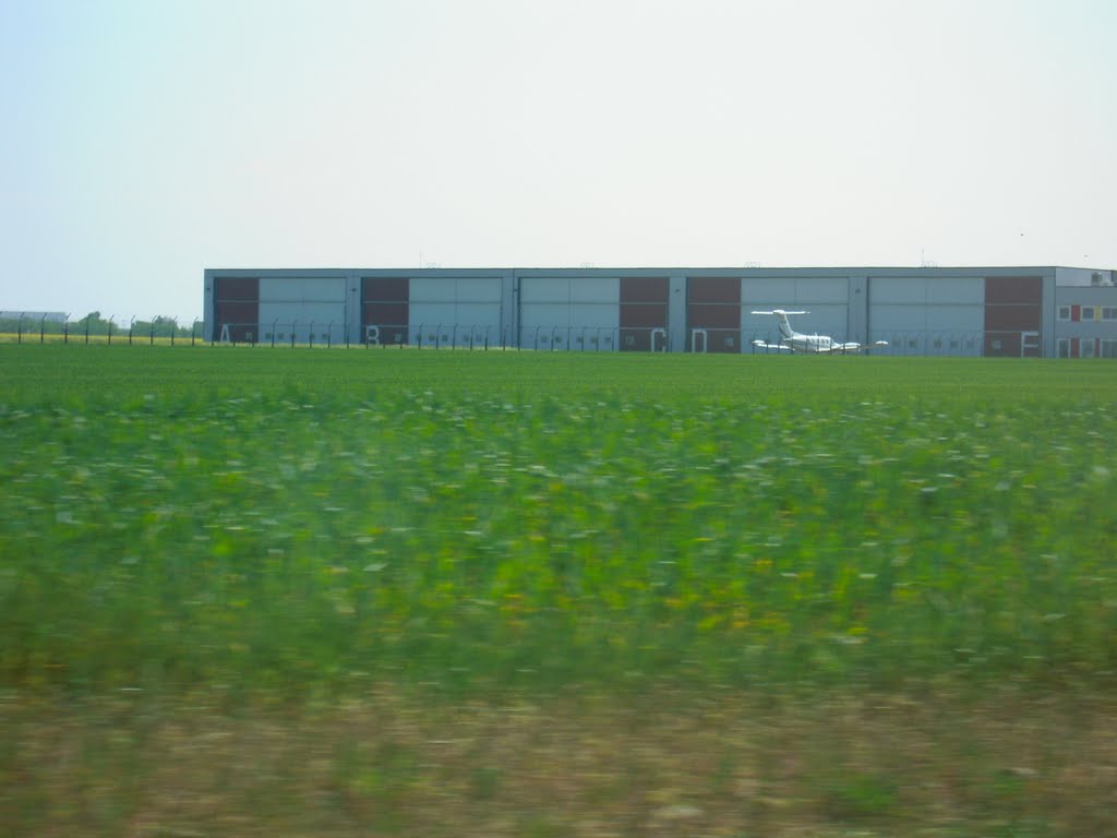 Nouvel hangar a l'aéroport de Bron by yankeeyankeesrb