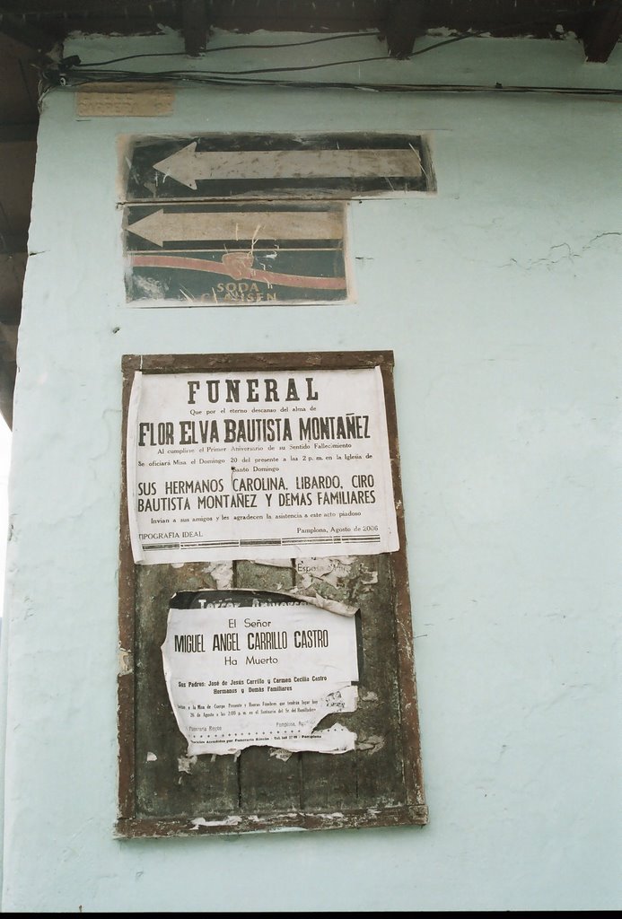 Cartel funerario y señalizacion esquina de Pamplona by pedroherrana